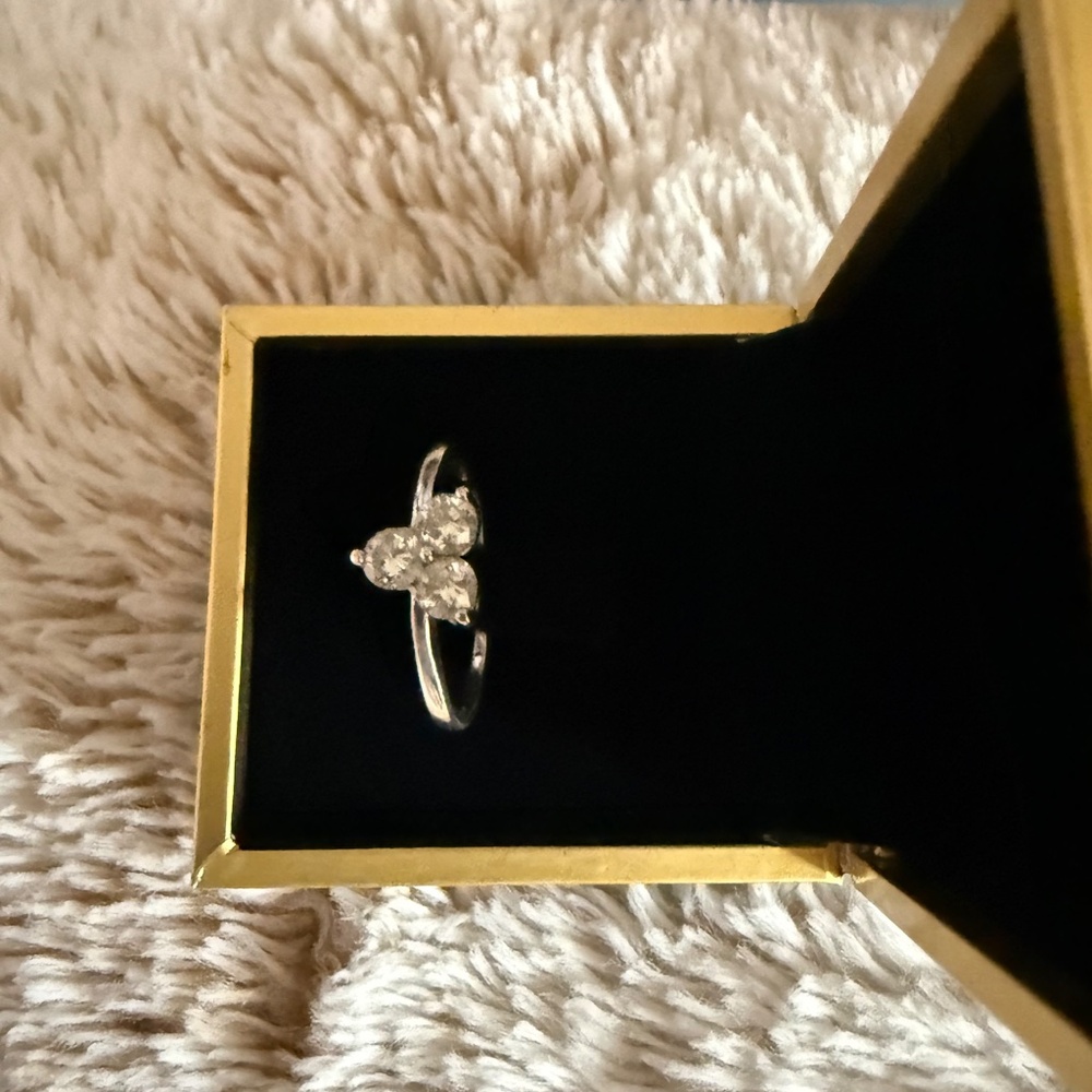3 stone heart  Diamond ring - Picture 2 of 3